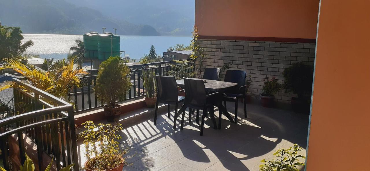Golden Lake Pokhara Extérieur photo