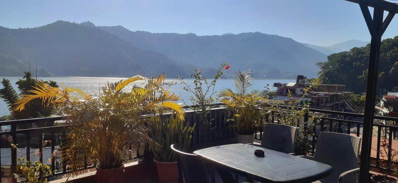 Golden Lake Pokhara Extérieur photo