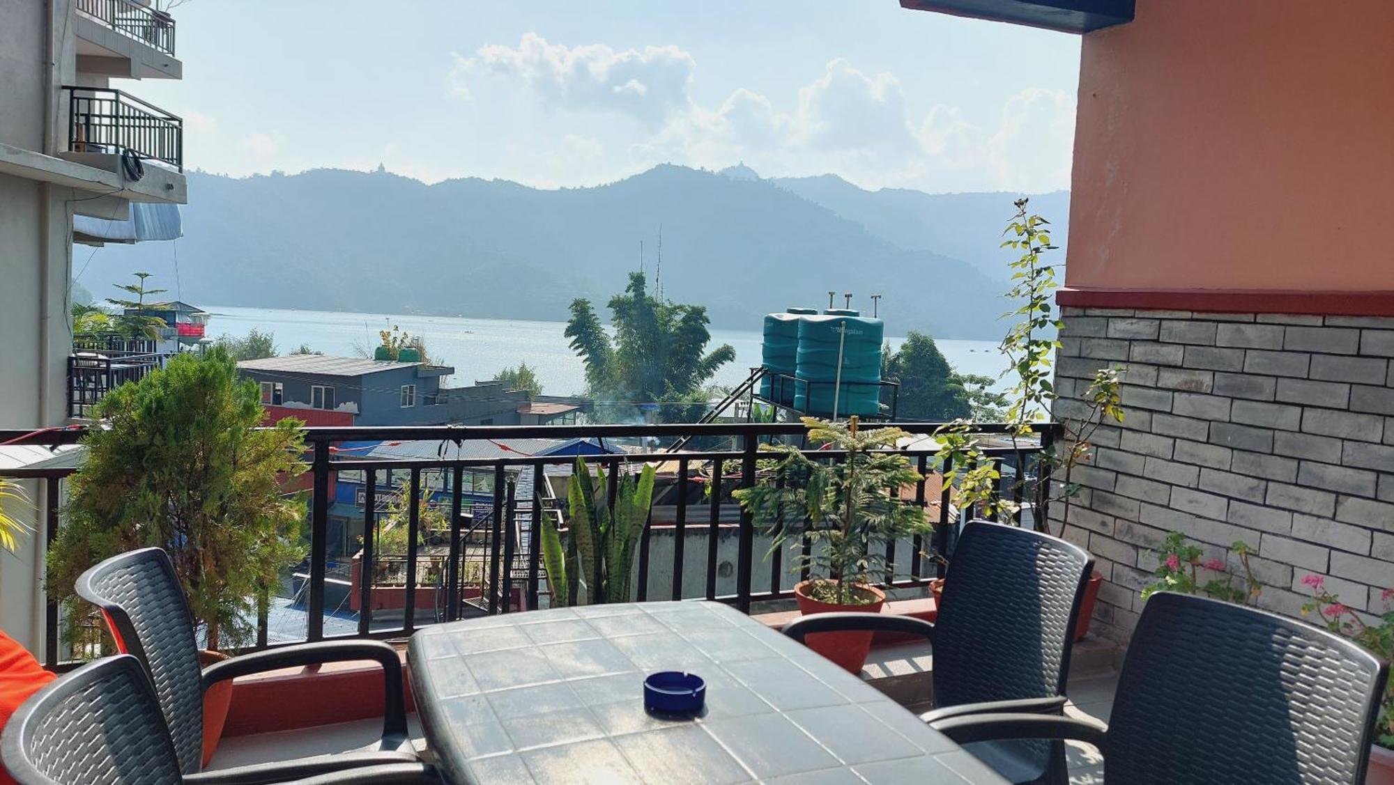 Golden Lake Pokhara Extérieur photo