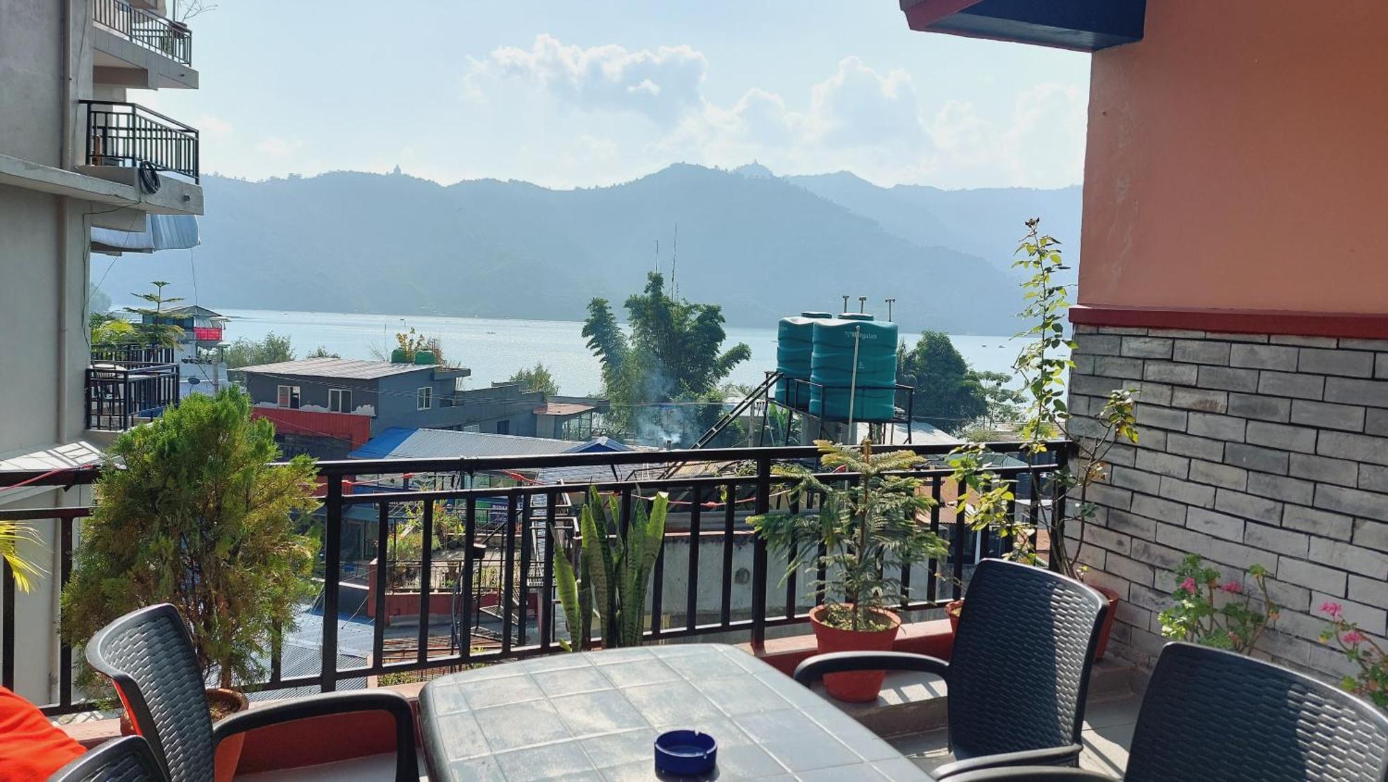 Golden Lake Pokhara Extérieur photo